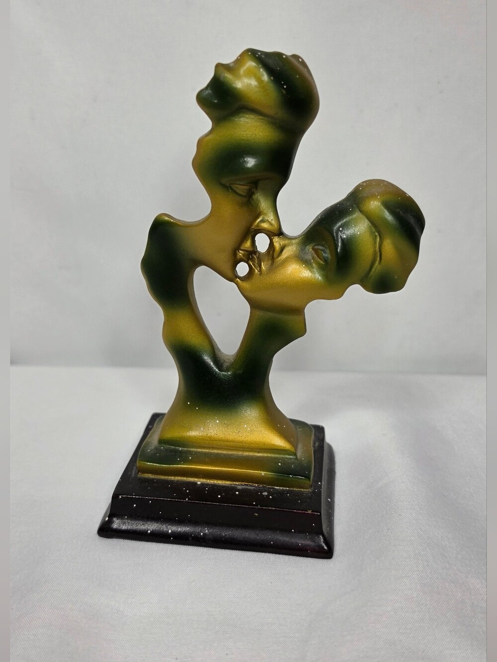 Modern Abstract Kissing Lovers Sculpture Gold Green Base Couple Statue Gift